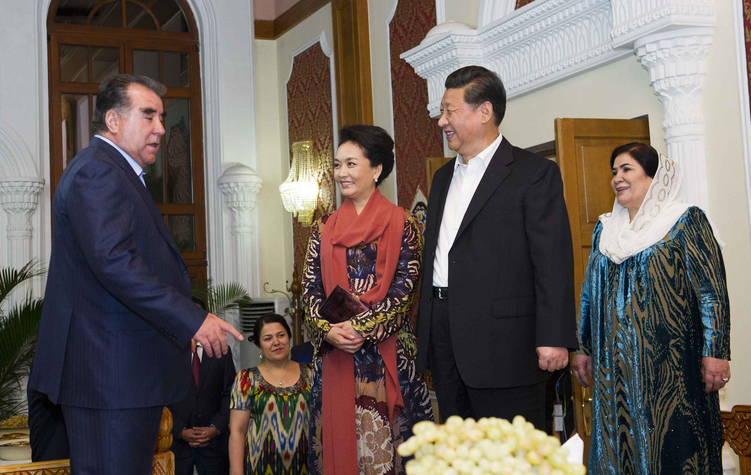 2014年9月12日，習(xí)近平主席在杜尚別出席塔吉克斯坦總統(tǒng)拉赫蒙舉行的家宴。這是習(xí)近平主席和夫人彭麗媛在拉赫蒙夫婦陪同下參觀總統(tǒng)官邸。