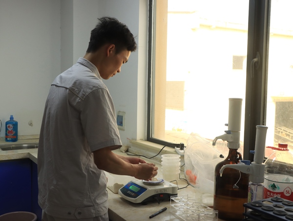 武漢直屬庫租倉點(diǎn)質(zhì)檢員正在對(duì)小麥進(jìn)行質(zhì)量檢測(cè)。受訪者供圖