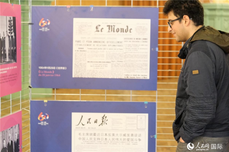 蒙達(dá)爾紀(jì)市民駐足“中法建交六十周年”圖片展。人民網(wǎng)記者 于超凡攝