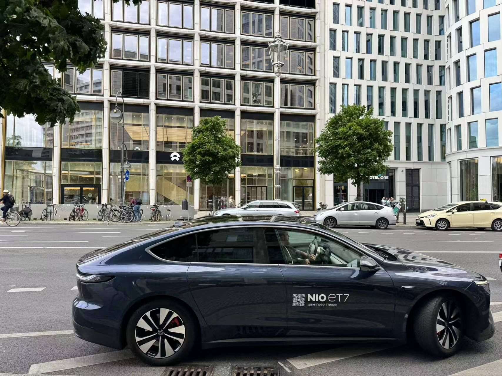 消費者在蔚來柏林智能駕駛中心前試駕電動汽車。 人民網記者 李強攝