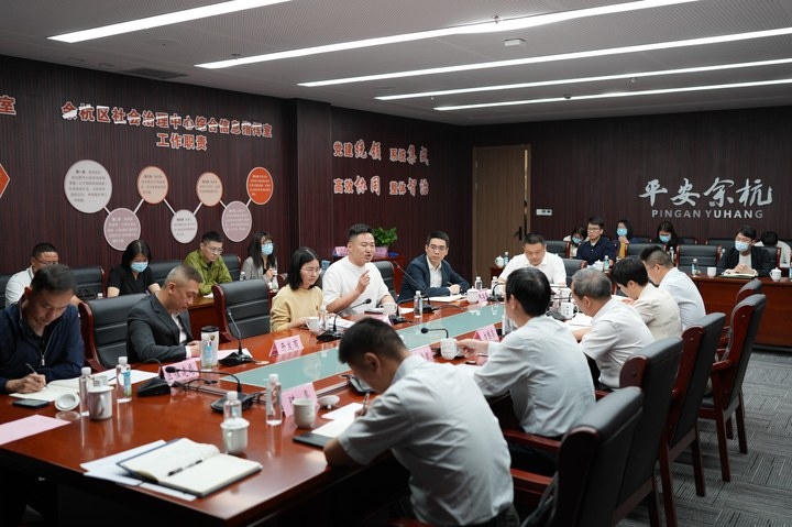 由浙江省信訪局和相關(guān)部門(mén)負(fù)責(zé)人組成的下訪團(tuán)在杭州市余杭區(qū)社會(huì)治理中心接待來(lái)訪群眾。新華社記者 翁忻旸 攝