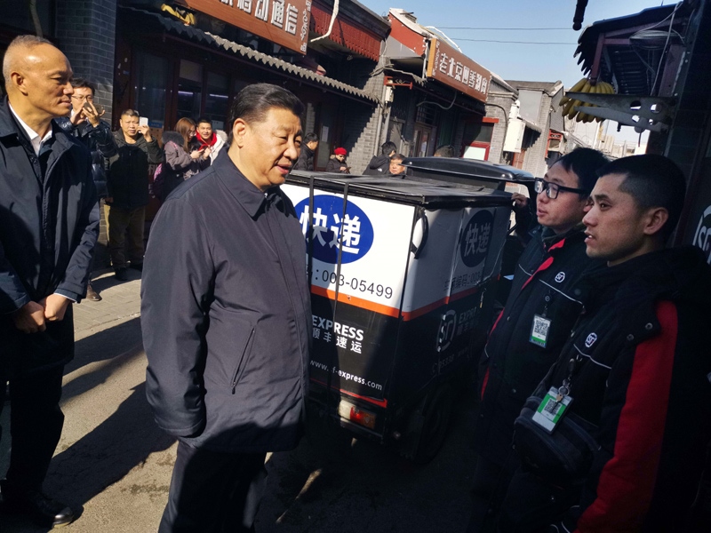 2019年2月1日，習(xí)近平總書記在北京前門石頭胡同的快遞服務(wù)點(diǎn)，看望仍在工作的“快遞小哥”。
