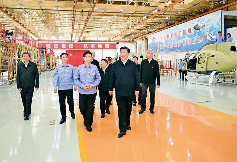 2023年10月10日至13日，中共中央總書記、國家主席、中央軍委主席習(xí)近平在江西考察。這是11日上午，習(xí)近平在景德鎮(zhèn)市昌河飛機工業(yè)（集團）有限公司考察。 新華社記者 燕雁/攝