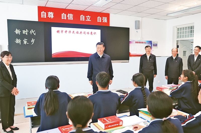 2024年6月18日至19日，中共中央總書記、國家主席、中央軍委主席習(xí)近平在青海考察。這是18日下午，習(xí)近平在果洛西寧民族中學(xué)高一（1）班觀摩“新時代、新家鄉(xiāng)”主題思政課。 新華社記者 鞠鵬/攝