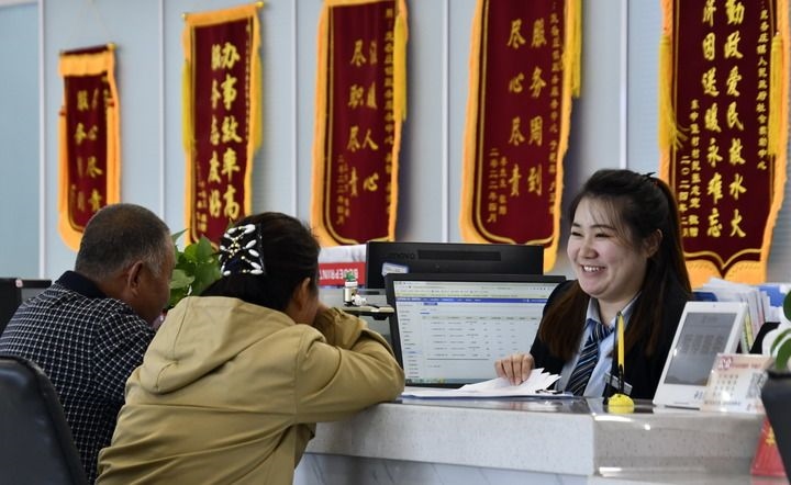 2024年3月25日，北京市大興區(qū)龐各莊鎮(zhèn)政務服務中心的工作人員耐心為群眾解答問題。大興區(qū)龐各莊鎮(zhèn)政務服務中心用“最多跑一次”的工作理念為企業(yè)和群眾提供了便利化、精準化、個性化的衍生服務。新華社記者 李欣 攝