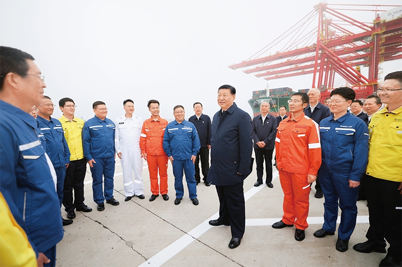 2024年5月22日至24日，中共中央總書記、國家主席、中央軍委主席習(xí)近平在山東考察。這是22日下午，習(xí)近平在日照港親切慰問港口科技工作者、運營人員、航運人員。 新華社記者 鞠鵬/攝