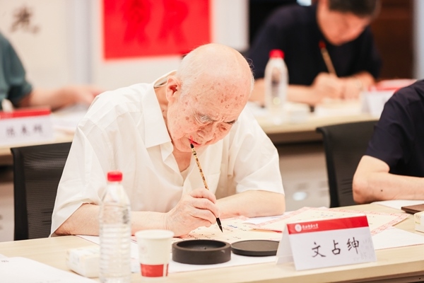 陜西師范大學(xué)毛筆手寫錄取通知書現(xiàn)場。校方供圖