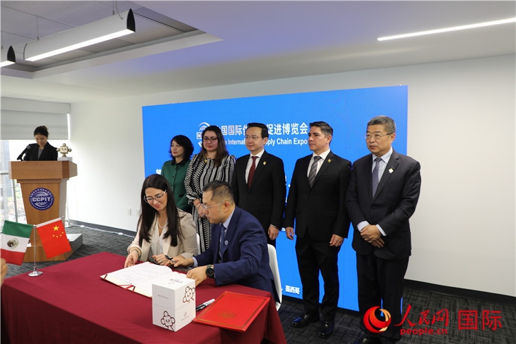 與會嘉賓簽署關(guān)于共同促進墨西哥企業(yè)參加第二屆鏈博會合作備忘錄。人民網(wǎng) 埃內(nèi)斯托·多明戈斯攝