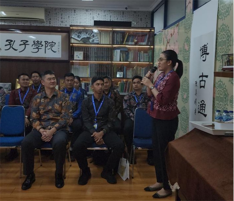 警察學(xué)員用漢語(yǔ)進(jìn)行自我介紹 ?；顒?dòng)主辦方供圖