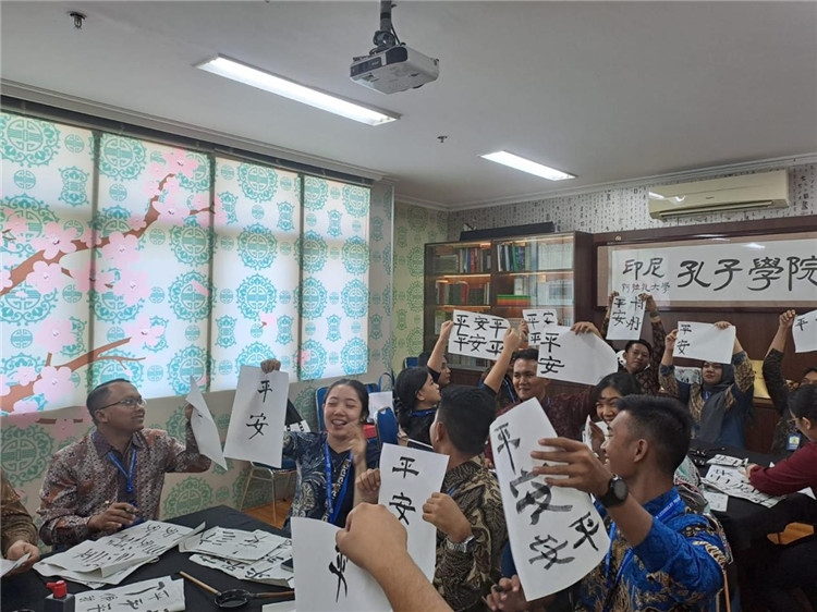 警察學(xué)員們展示書(shū)法學(xué)習(xí)成果?；顒?dòng)主辦方供圖