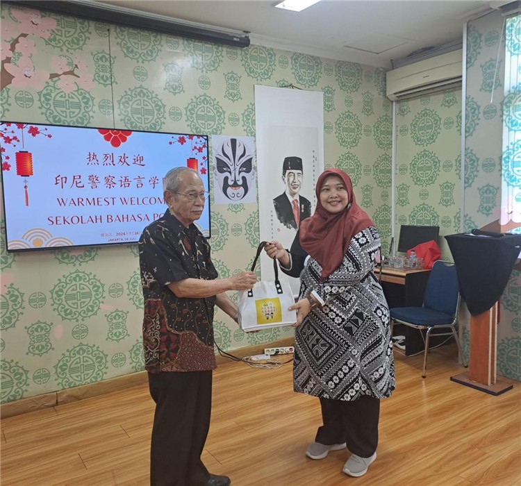 拉哈尤·蘇珊蒂與穆尼交換禮品?；顒?dòng)主辦方供圖