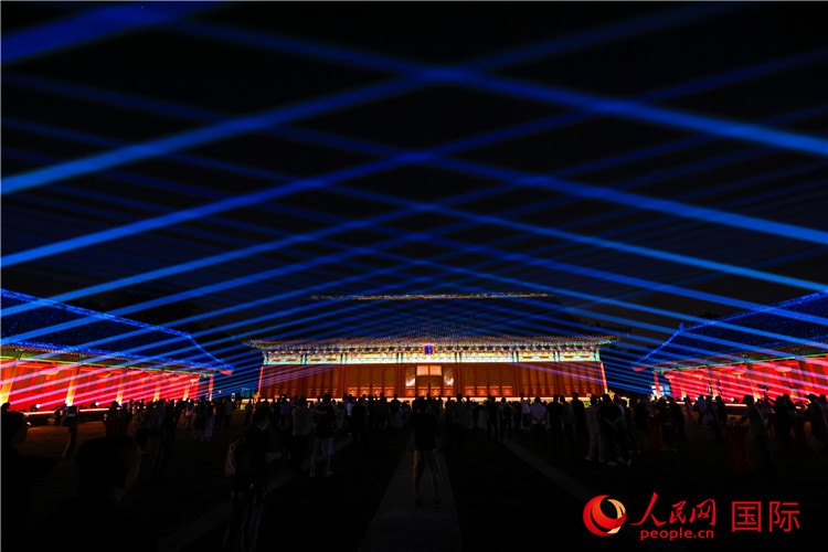 “光影北京——2024世界燈光師大會”開幕式當晚的燈光秀表演。人民網(wǎng)記者 趙益普攝