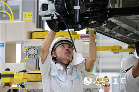 工人在廣汽埃安泰國智能生態(tài)工廠檢查汽車底座。 人民網(wǎng)記者 張矜若 攝