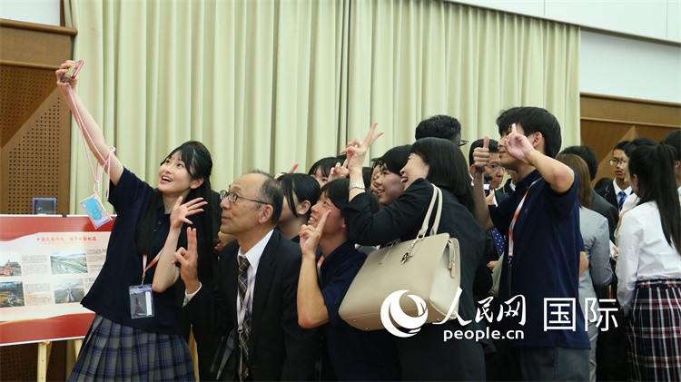 歡迎會(huì)現(xiàn)場(chǎng)，中日小大使歡樂互動(dòng)。人民網(wǎng) 許可攝