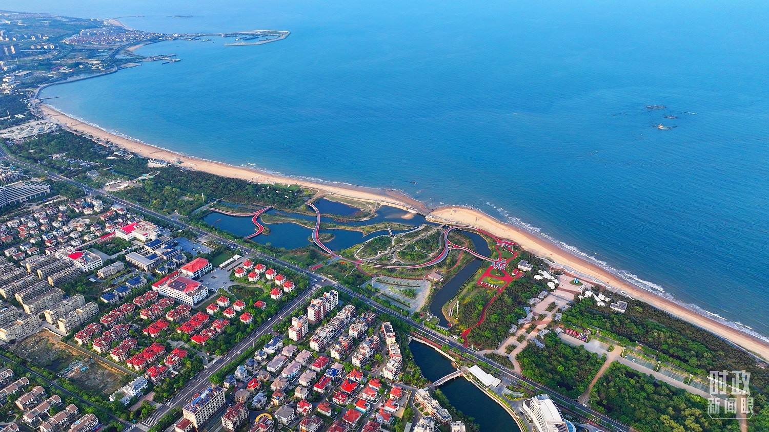 △日照市陽光海岸綠道。近年來，日照市對(duì)沿海裸露場地及岸線破損處進(jìn)行生態(tài)修復(fù)，建成約28公里的陽光海岸綠道，為市民和游客提供了運(yùn)動(dòng)休閑好去處。（總臺(tái)央視記者范凱拍攝）