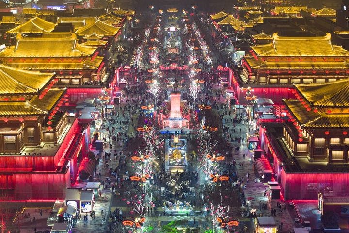 這是2024年2月2日拍攝的西安大唐不夜城景色（無人機照片）。新華社記者 邵瑞 攝