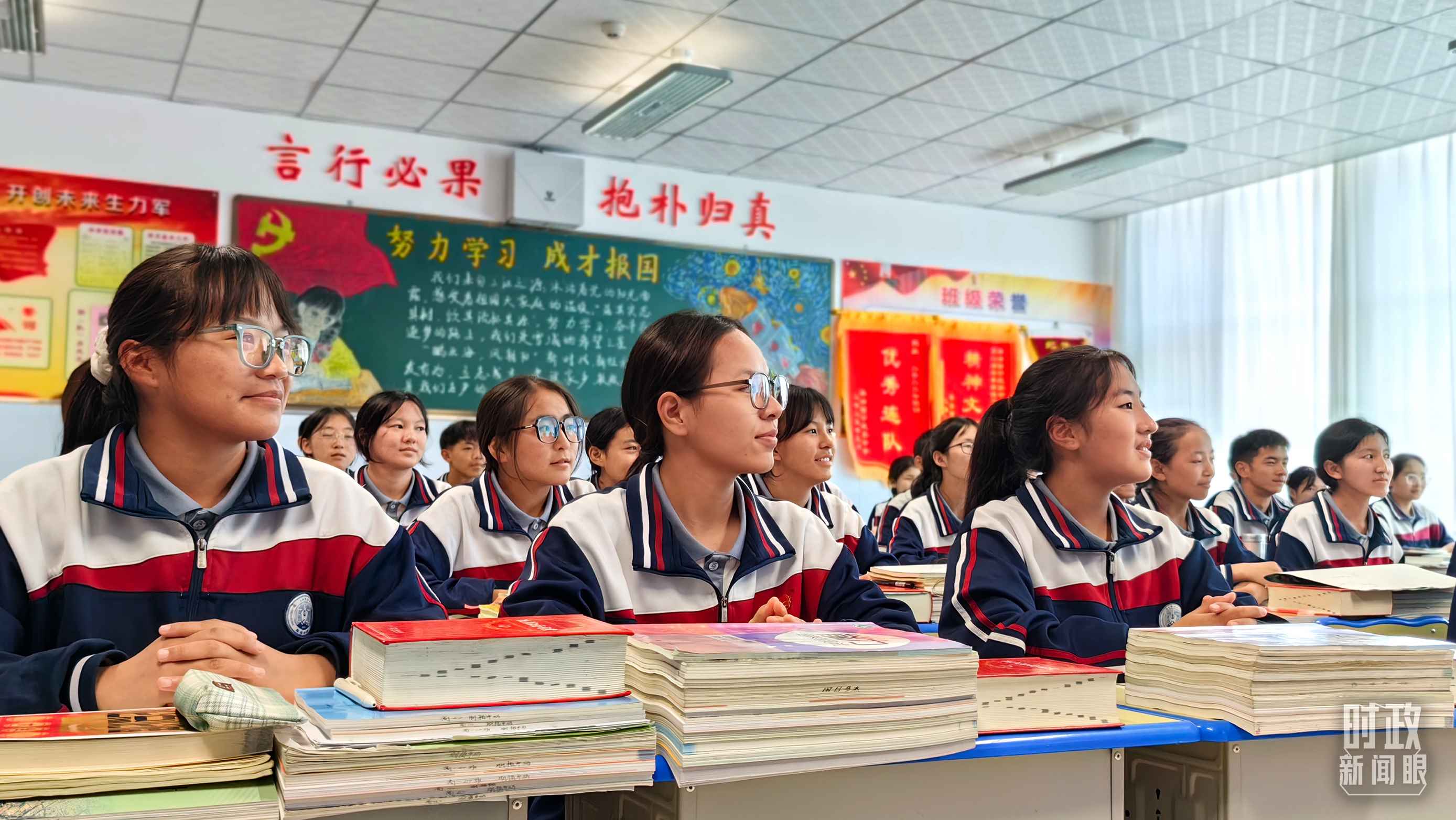 △果洛西寧民族中學(xué)高一（1）班的“新時(shí)代、新家鄉(xiāng)”主題思政課。（總臺(tái)央視記者段德文拍攝）