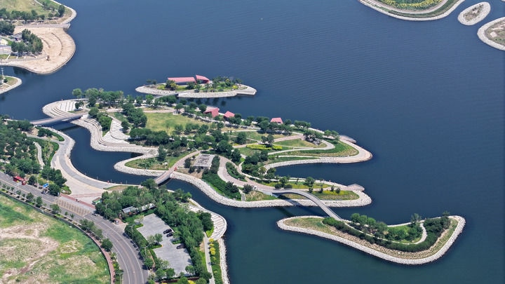 這是2024年6月28日拍攝的天津市濱海新區(qū)南灣公園一景（無人機照片）。新華社記者 李然 攝