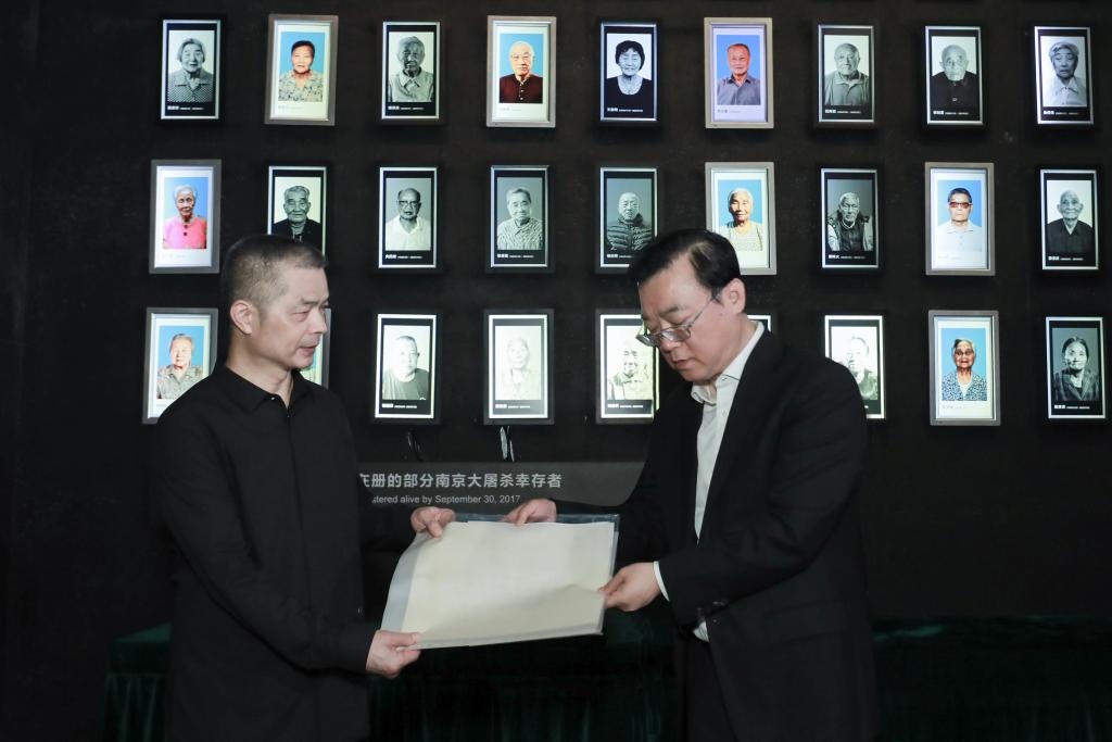 南京大屠殺幸存者高如琴的兒子向軍向侵華日軍南京大屠殺遇難同胞紀(jì)念館捐贈(zèng)高如琴老人相關(guān)物品。（侵華日軍南京大屠殺遇難同胞紀(jì)念館供圖）