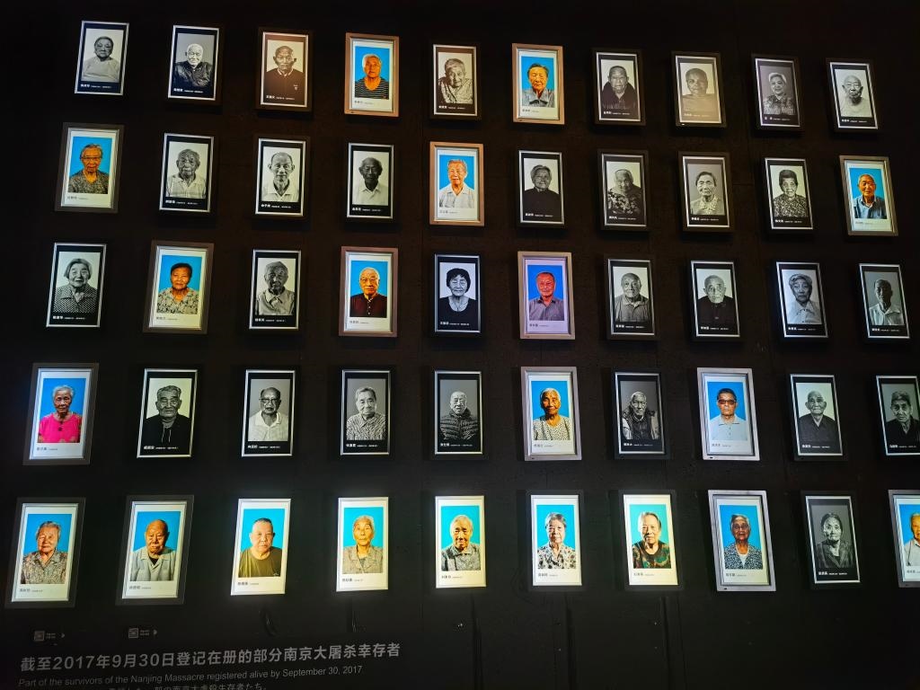 侵華日軍南京大屠殺遇難同胞紀(jì)念館內(nèi)的幸存者照片墻局部。新華社記者邱冰清 攝