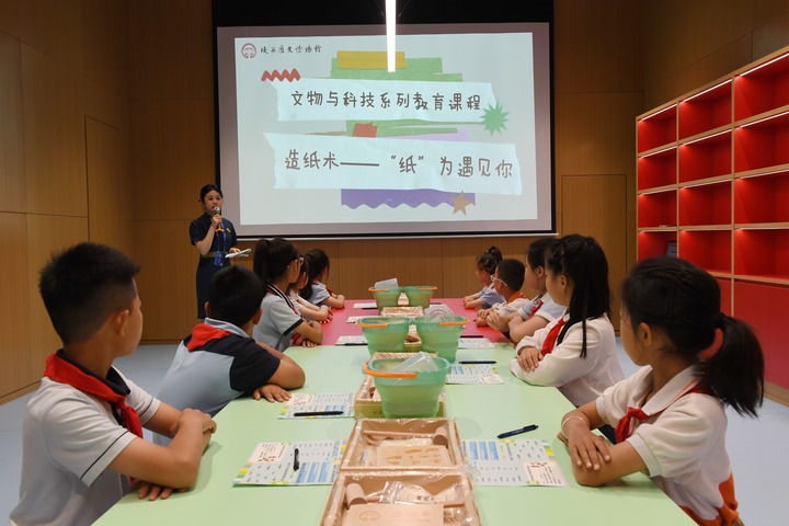 2024年5月18日，小學生在陜西歷史博物館秦漢館參加“文物與科技”系列教育課程。新華社記者 李一博 攝