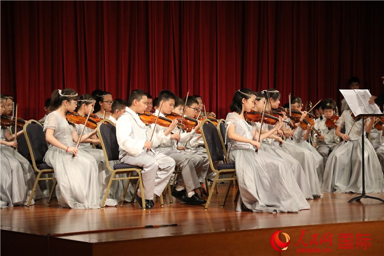 北京市學(xué)生金帆藝術(shù)團的學(xué)生們演奏音樂。人民網(wǎng)記者 李志偉攝