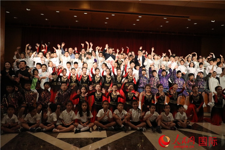 中美青少年藝術(shù)交流匯演活動結(jié)束后，嘉賓們與學(xué)生們合影。人民網(wǎng)記者 李志偉攝