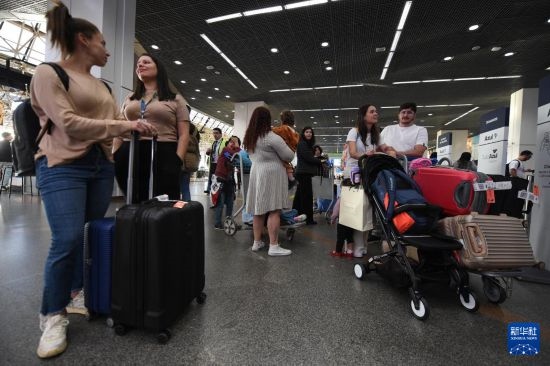 7月19日，受影響航班的旅客在巴西首都巴西利亞機場等待。新華社發(fā)（盧西奧·塔沃拉 攝）