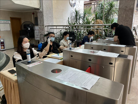 廣州市越秀區(qū)教育局現(xiàn)場(chǎng)審核返區(qū)生辦理材料，采用“提前網(wǎng)上預(yù)約、現(xiàn)場(chǎng)分批辦理”的方式進(jìn)行。廣州市越秀區(qū)教育局供圖