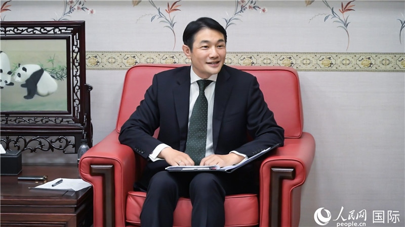 使館發(fā)言人畢海波公參介紹黨的二十屆三中全會(huì)情況并回答記者提問(wèn)。人民網(wǎng) 郭錦標(biāo)攝