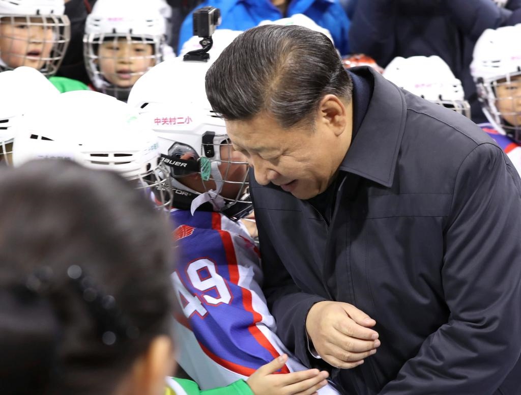 2017年2月24日，習近平總書記在北京五棵松體育中心考察時同青少年冰球愛好者“撞肩”，表示相互問候。新華社記者 丁林 攝
