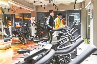 年輕人在江蘇省一人才社區(qū)的健身房運動。 新華社記者 楊磊攝