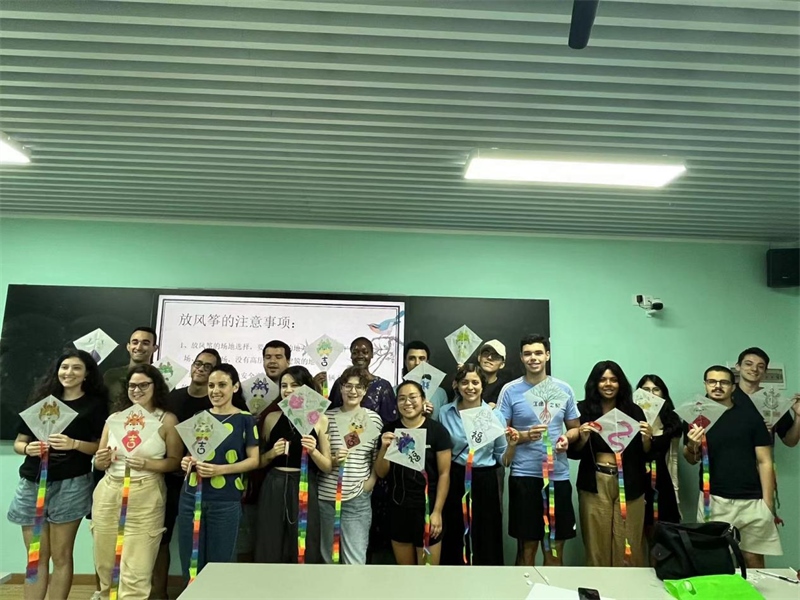 在中國和巴西共迎兩國建交50周年之際，巴西圣保羅州立大學孔子學院今年7月成功組織多批、近40名巴西青少年來華進行短期訪問交流，圖為訪問團成員參加文化體驗活動。 巴西圣保羅州立大學孔子學院供圖