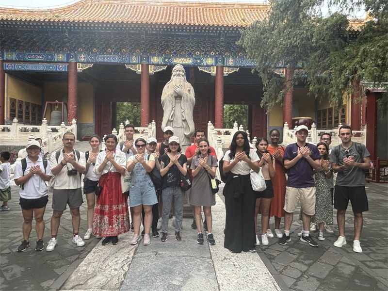 在中國和巴西共迎兩國建交50周年之際，巴西圣保羅州立大學孔子學院今年7月成功組織多批、近40名巴西青少年來華進行短期訪問交流，圖為訪問團成員參加文化體驗活動。 巴西圣保羅州立大學孔子學院供圖