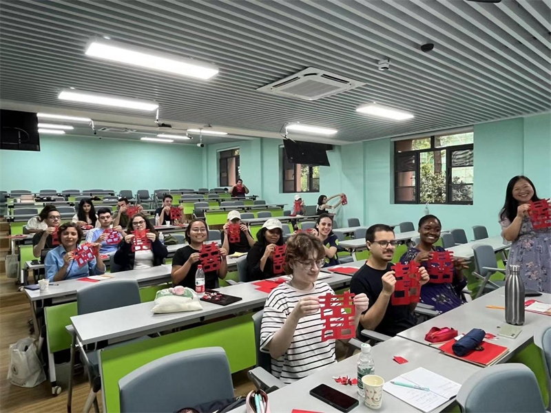 在中國和巴西共迎兩國建交50周年之際，巴西圣保羅州立大學孔子學院今年7月成功組織多批、近40名巴西青少年來華進行短期訪問交流，圖為訪問團成員參加文化體驗活動。 巴西圣保羅州立大學孔子學院供圖