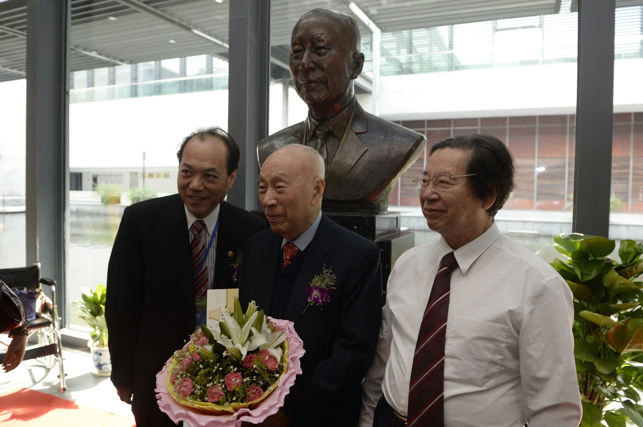 2014年7月31日，“寧波幫”代表人士李達三（中）在自己的塑像前留影。圖片來源：新華社