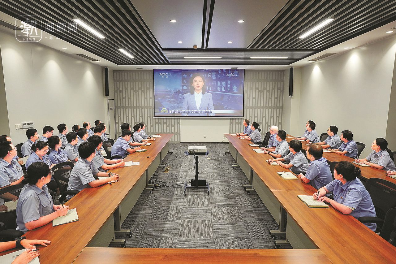 2024年8月1日晚，寧波永新光學股份有限公司員工集體觀看央視《新聞聯(lián)播》關于國家主席習近平給包陪慶、曹其鏞等祖籍寧波的香港企業(yè)家回信的報道。潮新聞記者 賀元凱 彭鵬 周旭輝 攝