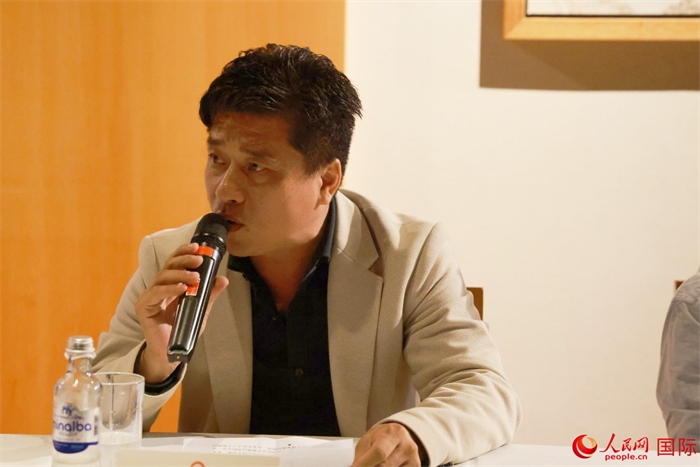 巴西中國浙江商會會長鄭俠茂在座談會上致辭。人民網(wǎng)記者 陳海琪攝