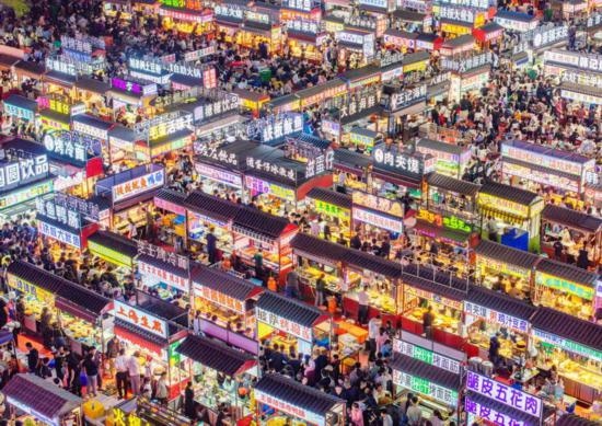 2024年4月21日，人們在河北省正定縣小商品夜市品嘗美食（無人機照片）。新華社發(fā)（武志偉 攝）