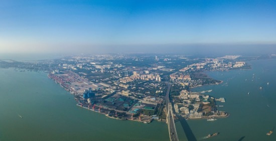 海南自貿(mào)港重點園區(qū)——洋浦經(jīng)濟開發(fā)區(qū)（2023年12月31日攝，無人機全景照片）。新華社記者 蒲曉旭 攝