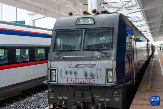 8月5日，由老撾籍火車司機(jī)獨(dú)立駕駛的滿載貨物的列車駛出中老鐵路萬(wàn)象站。新華社發(fā)（凱喬 攝）