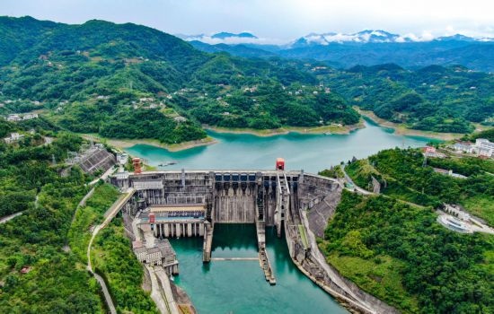 這是陜西安康水電站大壩（2024年6月21日攝，無人機照片）。新華社記者 蔡湘鑫 攝