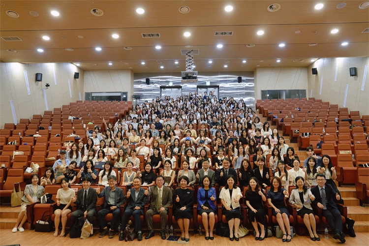 8月5日，第十一屆在韓國際中文教育志愿者崗中培訓(xùn)舉行開班儀式。圖為活動現(xiàn)場合影。 教育部中外語言交流合作中心供圖