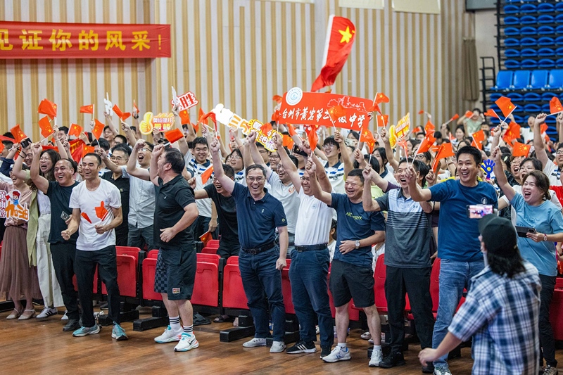 北京時(shí)間7月27日，2024年巴黎奧運(yùn)會首個(gè)比賽日，在射擊10米氣步槍混合團(tuán)體比賽中，中國選手黃雨婷/盛李豪獲得金牌。圖為黃雨婷的母校師生們通過收看奧運(yùn)直播的方式為她加油助威。