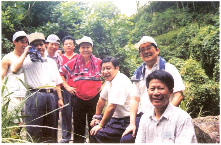 1999年6月，習(xí)近平在福州森林公園參加紀(jì)念毛主席“發(fā)展體育運(yùn)動(dòng)，增強(qiáng)人民體質(zhì)”題詞47周年登山健身活動(dòng)。（資料照片，來(lái)源：《習(xí)近平在福建》（下））