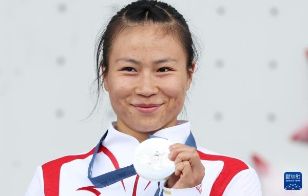 北京時間8月7日，在巴黎奧運(yùn)會攀巖女子速度賽比賽中，中國選手鄧麗娟獲得銀牌。圖為亞軍中國選手鄧麗娟在頒獎儀式上。新華社記者 高靜 攝