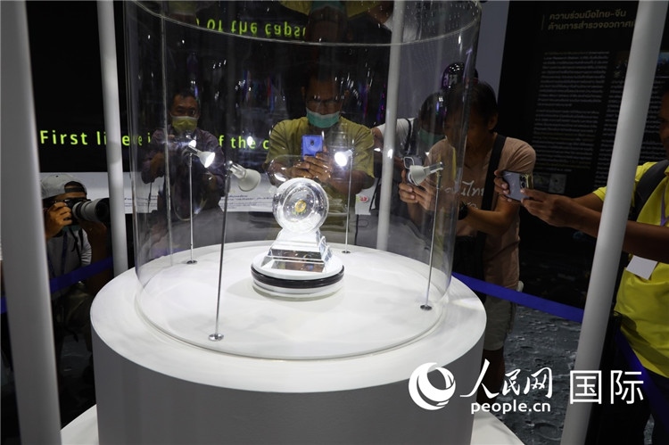 “嫦娥五號”探測器從月球帶回的月球樣品在泰國展出。人民網(wǎng)記者簡承淵攝