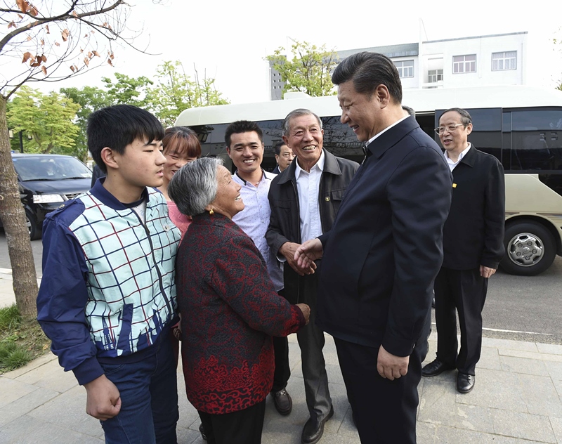 2016年4月25日，習(xí)近平在安徽省滁州市鳳陽(yáng)縣小崗村看望當(dāng)年大包干帶頭人嚴(yán)金昌（右三）一家。