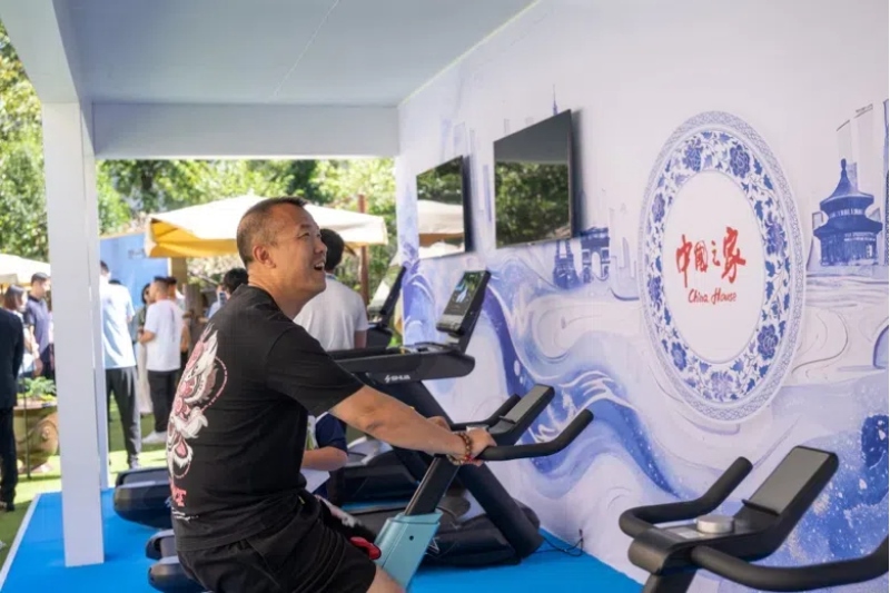 參觀者在智慧體育公園體驗(yàn)動(dòng)感單車。巴黎