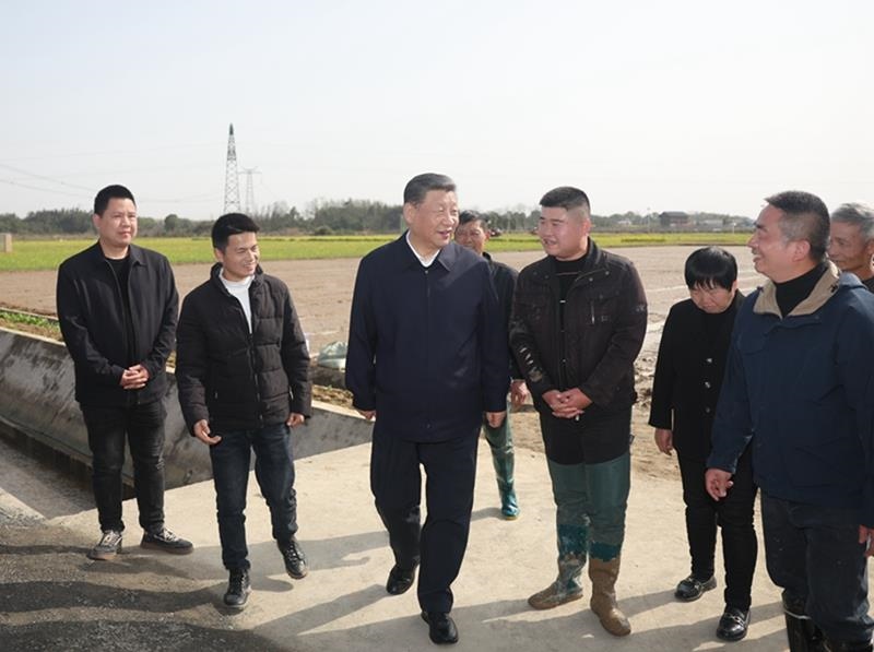 2024年3月19日，習(xí)近平總書記在湖南常德市鼎城區(qū)謝家鋪鎮(zhèn)港中坪村，同種糧大戶、農(nóng)技人員、基層干部親切交流。
